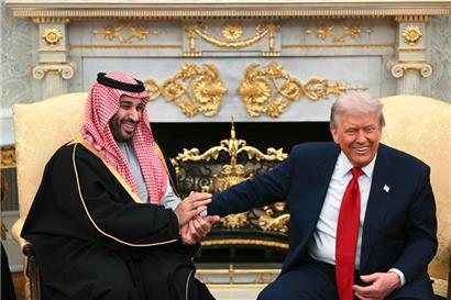 Der saudi-arabische Kronprinz Mohammed bin Salman, der laut einem US-Geheimdienstbericht einen Mord an einem Journalisten gebilligt hat, und der verurteilte Straftäter Donald Trump verstehen sich prächtig 
