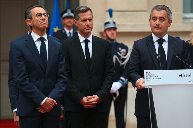 Der scheidende französische Innenminister Gérald Darmanin (r.) übergibt die Amtsgeschäfte an seinen Nachfolger Bruno Retailleau (l.) und den designierten Minister für die tägliche Sicherheit, Nicolas Daragon (M.)
