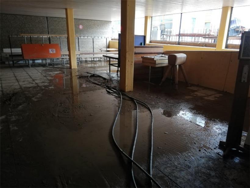 Der schlammbedeckte Eingang der Echternacher Sporthalle