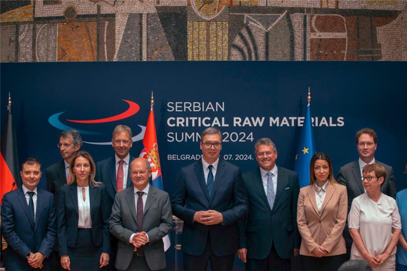 Der serbische Präsident Aleksandar Vucic (M.) hatte vergangene Woche für die Unterzeichnung des Abkommens den deutschen Kanzler Olaf Scholz (M.l.) und den EU-Kommissar Maros Sefcovic (M.r.) zu Gast
