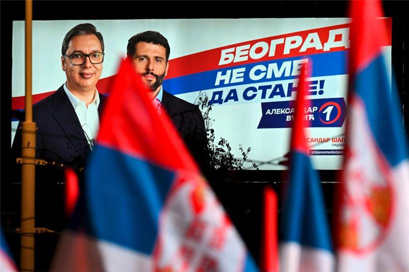 Der serbische Präsident Aleksandar Vucic (l.) ist auf einem Wahlplakat mit dem Belgrader Bürgermeister Aleksandar Sapic zu sehen
