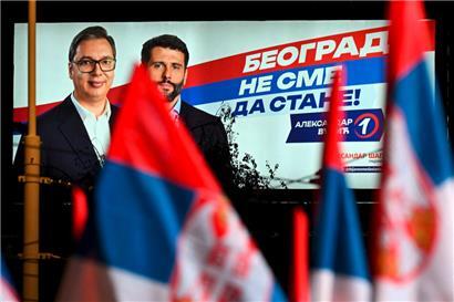 Der serbische Präsident Aleksandar Vucic (l.) ist auf einem Wahlplakat mit dem Belgrader Bürgermeister Aleksandar Sapic zu sehen
