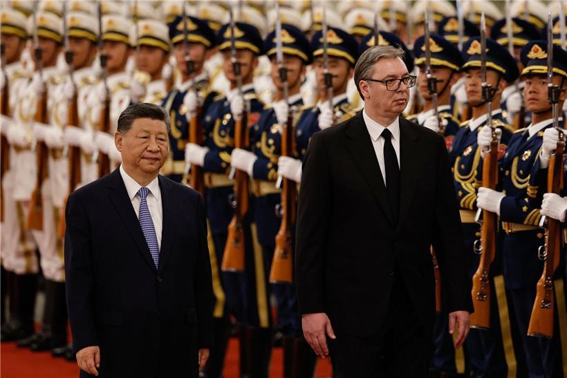 Serbischer Präsident Aleksandar Vučić trifft chinesischen Präsidenten Xi Jinping bei offiziellem Besuch in Peking