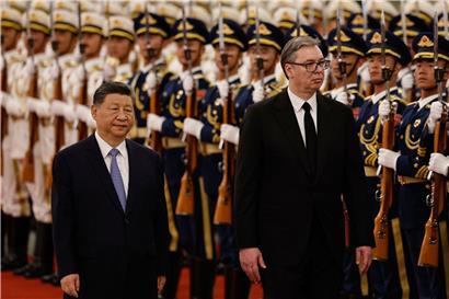 Serbischer Präsident Aleksandar Vučić trifft chinesischen Präsidenten Xi Jinping bei offiziellem Besuch in Peking