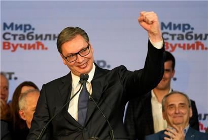 Der serbische Präsident und Präsidentschaftskandidat Aleksandar Vucic spricht während einer Pressekonferenz nach seinem Sieg bei den Präsidentschaftswahlen in Belgrad, Serbien
