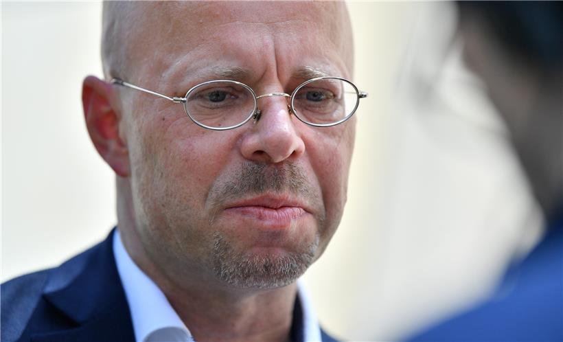 Der sieht doch fast so aus wie …? Kommen wir gerade nicht drauf: Andreas Kalbitz will weiterhin in der AfD bleiben.

