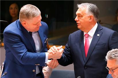Der slowakische Premierminister Robert Fico (l.) muss ebenso wie sein ungarischer Kollege Viktor Orban zusehen, wie ihr Gesinnungsgenosse in Washington sie hängen lässt und handelspolitisch nicht verschont
