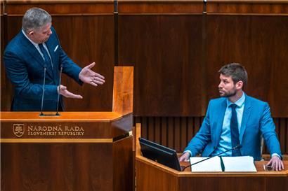 Der slowakische Regierungschef Robert Fico (l.) wendet sich während einer Parlamentsdebatte an den Vorsitzenden der oppositionellen „Progressiven Slowakei“, Michal Šimečka

