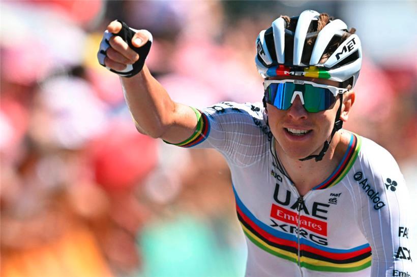 Der slowenische Fahrer Tadej Pogacar fährt über die Ziellinie und gewinnt die 7. Etappe der 112. Ausgabe der Tour de France
