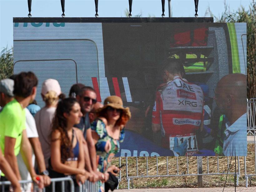 Der slowenische Fahrer Tadej Pogacar vom Team UAE wird dabei gezeigt, wie er nach einem Sturz in einen Krankenwagen steigt