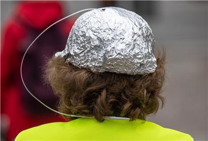 Der sogenannte „Aluhut“ (hier auf einer Demo am 2. Mai in der deutschen Stadt Frankfurt am Main) ist inzwischen zum Sinnbild der Verschwörungstheoretiker geworden 
