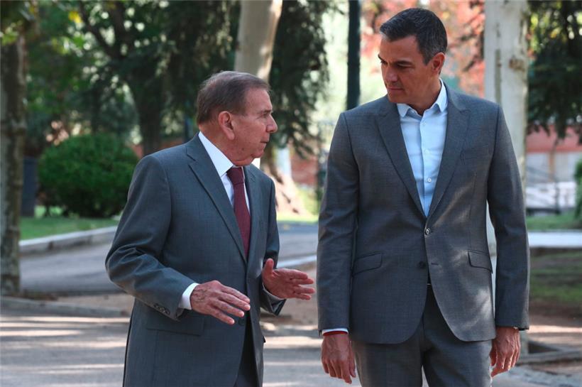 Der spanische Premierminister Pedro Sanchez (r.) mit dem venezolanischen Oppositionskandidaten Edmundo Gonzalez Urrutia in Madrid
