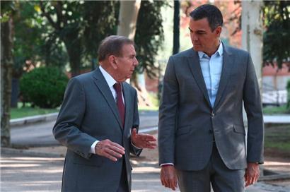 Der spanische Premierminister Pedro Sanchez (r.) mit dem venezolanischen Oppositionskandidaten Edmundo Gonzalez Urrutia in Madrid
