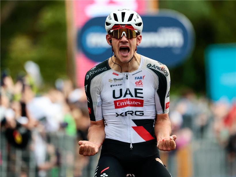 Igor Arrieta jubelt als spanischer Radrennfahrer beim Sieg der 5. Etappe des Giro d’Italia 2026 in Süditalien