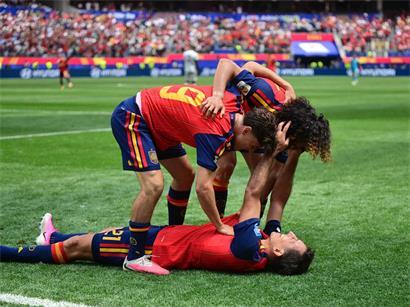 Mikel Oyarzabal feiert Torjubel mit spanischen Nationalspielern bei Fußballspiel Spanien Team