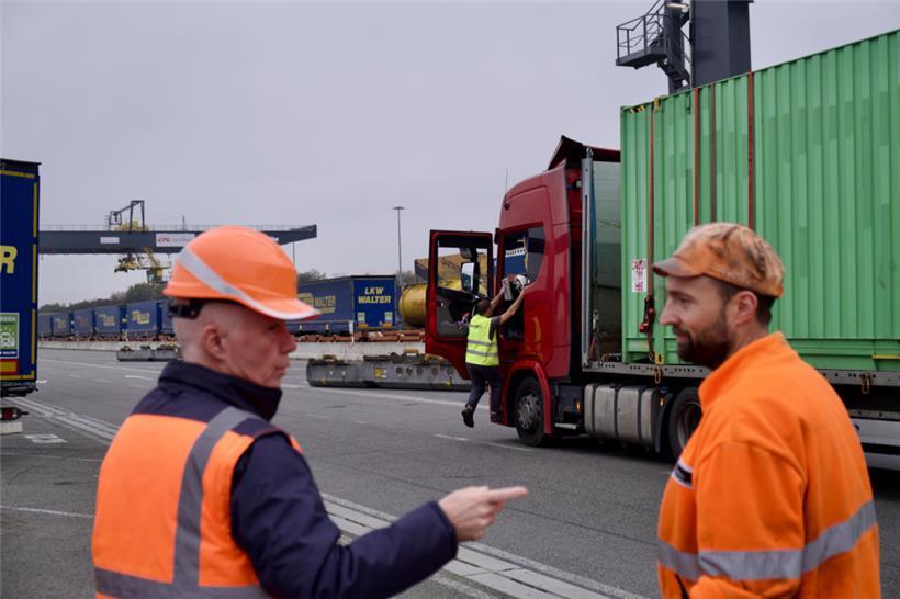 Der stellvertretende Direktor Paul Kronenberger dirigiert einen verirrten Fahrer...