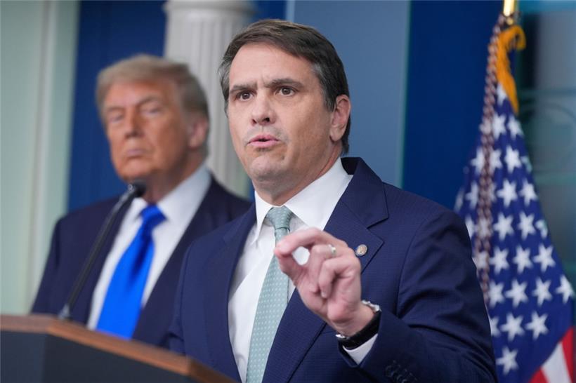 Der stellvertretende Justizminister Todd Blanche spricht im Besprechungsraum des Weißen Hauses in Washington zu den Medien, während Präsident Donald Trump zusieht
