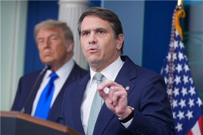 Der stellvertretende Justizminister Todd Blanche spricht im Besprechungsraum des Weißen Hauses in Washington zu den Medien, während Präsident Donald Trump zusieht
