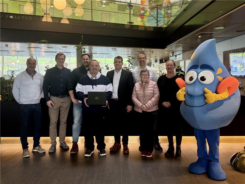 Patrick Michely als strahlender Gewinner, dreimillionster Besucher der Syrdall Schwemm, jubelt in der Mitte des Fotos