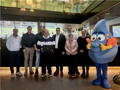 Patrick Michely als strahlender Gewinner, dreimillionster Besucher der Syrdall Schwemm, jubelt in der Mitte des Fotos