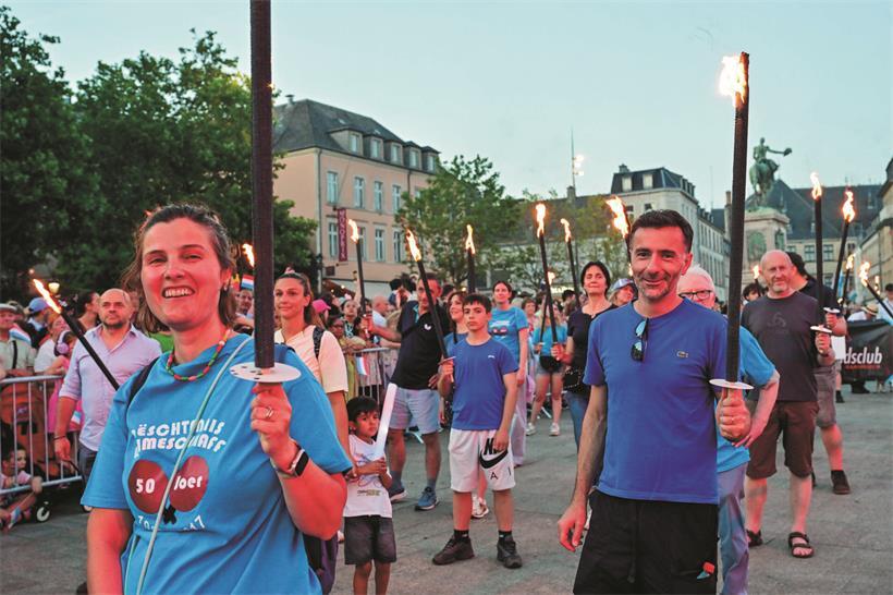 Der traditionelle Fackelzug zog durch die Stadt.