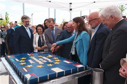 Der traditionelle Festtagskuchen erinnerte dieses Jahr an den 20. Jahrestag der EU-Osterweiterung, als am 1. Mai 2004 zehn neue Staaten der EU beitraten
