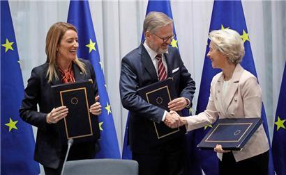 Der tschechische EU-Ratsvorsitz hat vieles vorangebracht: EU-Parlamentspräsidentin Roberta Metsola, der tschechische Premierminister Petr Fiala und EU-Kommissionspräsidentin Ursula von der Leyen nach der Unterzeichnung der „Europäischen Erklärung zu digitalen Rechten und Grundsätzen“ in Brüssel
