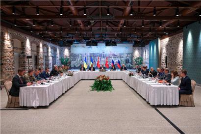 Der türkische Außenminister Hakan Fidan (Mitte), die russische Delegation (rechts) und die ukrainische Delegation (links) bei einem Treffen zu den Friedensgesprächen zwischen der Ukraine und Russland im türkischen Präsidentenpalast Dolmabahçe in Istanbul
