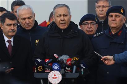 Der türkische Innenminister Ali Yerlikaya (M) spricht zu den Medien (Archivbild)
