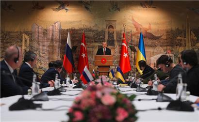 Der türkische Präsident Erdogan erklärte gegenüber russischen und ukrainischen Delegationen, die am Dienstag ihre persönlichen Gespräche wieder aufnehmen wollen, dass „beide Parteien berechtigte Sorgen“ haben
