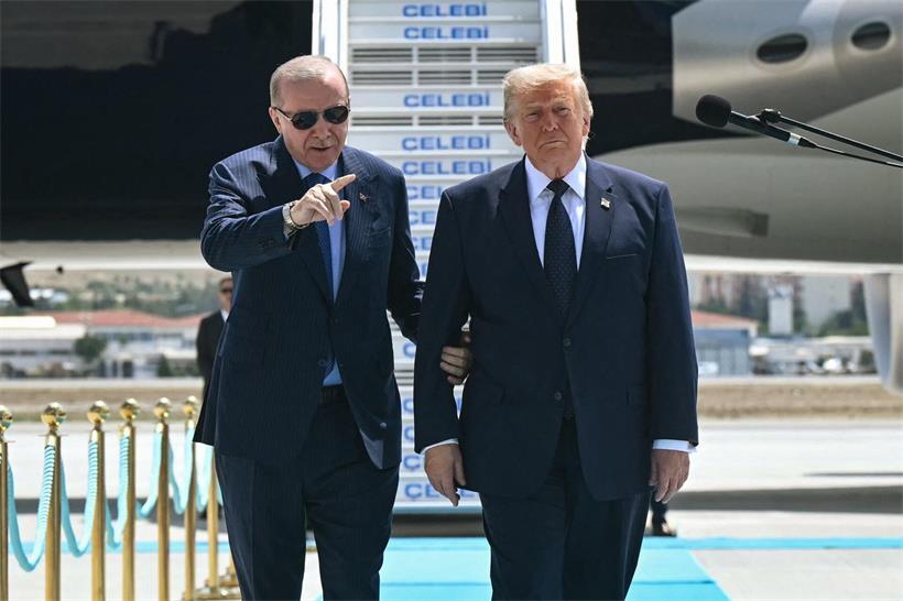 Recep Tayyip Erdogan begrüßt US-Präsident Donald Trump persönlich am Flughafen bei pompösem offiziellen Empfang