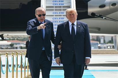 Recep Tayyip Erdogan begrüßt US-Präsident Donald Trump persönlich am Flughafen bei pompösem offiziellen Empfang