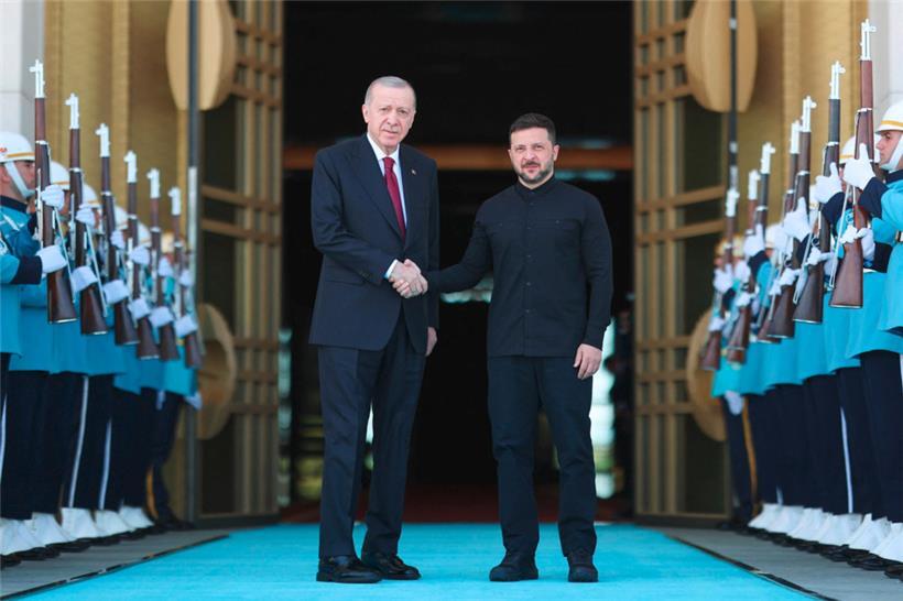 Der türkische Präsident Recep Tayyip Erdogan kann dieser Tage nur den ukrainischen Präsidenten Wolodymyr Selenskyj in Ankara begrüßen, der Kremlherrscher zieht es vor, nicht an Gesprächen über Frieden in der Ukraine teilzunehmen
