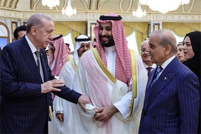 Der türkische Präsident Recep Tayyip Erdogan (l.), der saudische Kronprinz Mohammed bin Salman (M.) und der pakistanische Premierminister Shehbaz Sharif haben das Verteidigungsabkommen in Mekka unterzeichnet