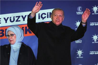 Der türkische Präsident Recep Tayyip Erdogan und seine Ehefrau Ermine Erdogan während einer Wahlkampfveranstaltung
