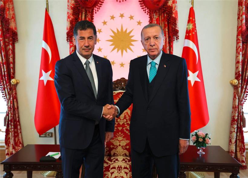 Der türkische Präsident Recep Tayyip Erdoğan (r.) traf jüngst den Drittplatzierten bei den Präsidentschaftswahlen, Sinan Ogan, einen nationalistischen Politiker, dessen Wahlempfehlung für die Stichwahl entscheidend sein könnte
