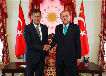 Der türkische Präsident Recep Tayyip Erdoğan (r.) traf jüngst den Drittplatzierten bei den Präsidentschaftswahlen, Sinan Ogan, einen nationalistischen Politiker, dessen Wahlempfehlung für die Stichwahl entscheidend sein könnte

