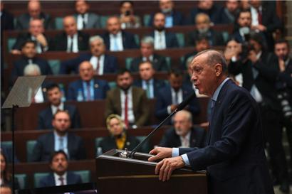 Der türkische Staatspräsident und Vorsitzende der „Partei für Gerechtigkeit und Entwicklung“ (AK), Recep Tayyip Erdogan, während der Rede am 25. Oktober 2023.
