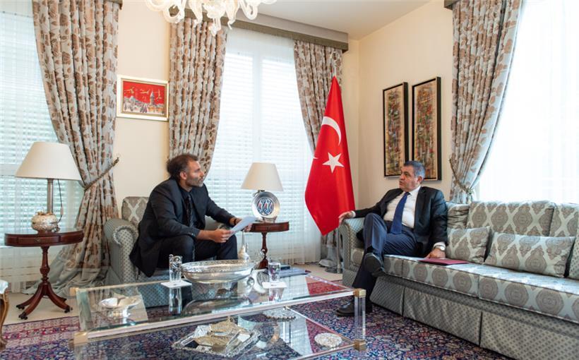 Der türkische Vize-Außenminister hat sich in der türkischen Botschaft in Luxemburg-Stadt Zeit für ein Interview genommen
