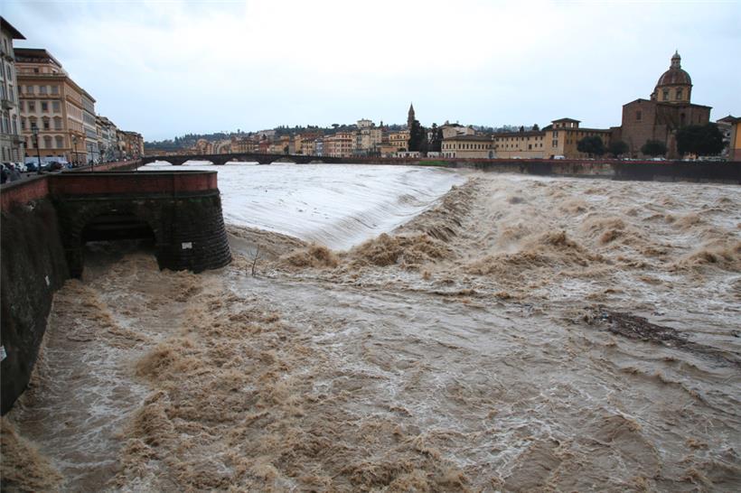 Der überflutete Arno am Santa Rosa-Damm. Heftige Unwetter haben die italienischen Regionen Toskana und Emilia-Romagna heimgesucht. 

