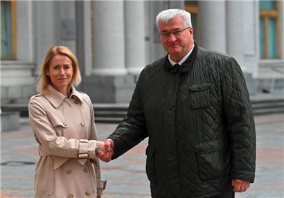 Der ukrainische Außenminister Andrii Sybiha (r.) empfing gestern die EU-Außenbeauftragte Kaja Kallas in Kiew
