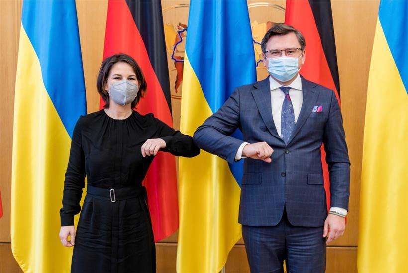 Der ukrainische Außenminister Dmytro Kuleba begrüßt seine Amtskollegin aus Deutschland, Annalena Baerbock
