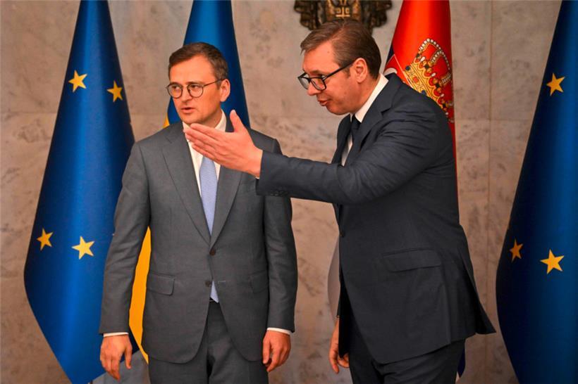 Der ukrainische Außenminister Dmytro Kuleba (l.) ist erstmals seit Beginn der russischen Invasion der Ukraine zu einem Besuch in Serbien eingetroffen und dort von Präsident Aleksandar Vucic (r.) empfangen worden
