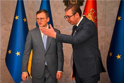 Der ukrainische Außenminister Dmytro Kuleba (l.) ist erstmals seit Beginn der russischen Invasion der Ukraine zu einem Besuch in Serbien eingetroffen und dort von Präsident Aleksandar Vucic (r.) empfangen worden
