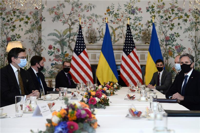 Der ukrainische Außenminister Dmytro Kuleba (l.) und sein US-amerikanischer Amtskollege Antony Blinken (r.) trafen sich gestern in Brüssel
