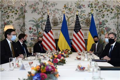 Der ukrainische Außenminister Dmytro Kuleba (l.) und sein US-amerikanischer Amtskollege Antony Blinken (r.) trafen sich gestern in Brüssel
