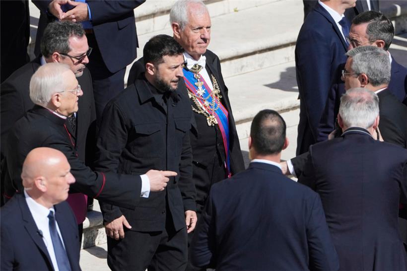Der ukrainische Präsident (M.) und andere Gäste kommen zur Beerdigung von Papst Franziskus auf dem Petersplatz im Vatikan
