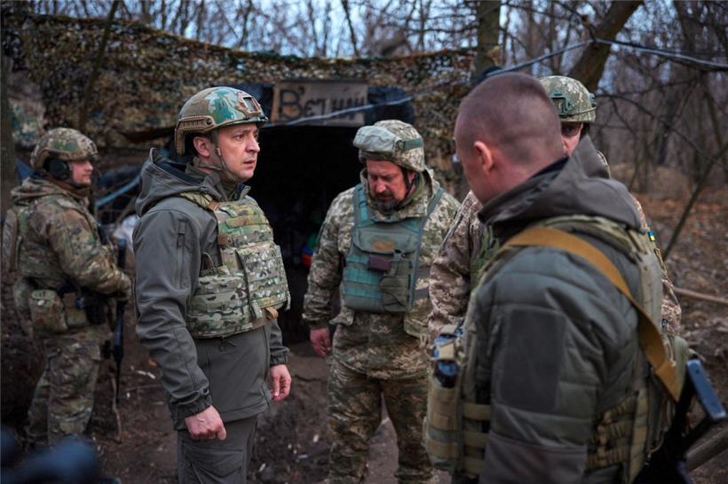 Der ukrainische Präsident Wolodimr Selenskij besuchte unterdessen seine Soldaten an der Frontlinie des Krieges mit den von Russland unterstützten Separatisten in der Gegend von Mariupol
