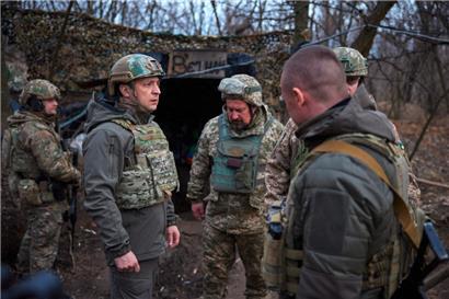 Der ukrainische Präsident Wolodimr Selenskij besuchte unterdessen seine Soldaten an der Frontlinie des Krieges mit den von Russland unterstützten Separatisten in der Gegend von Mariupol

