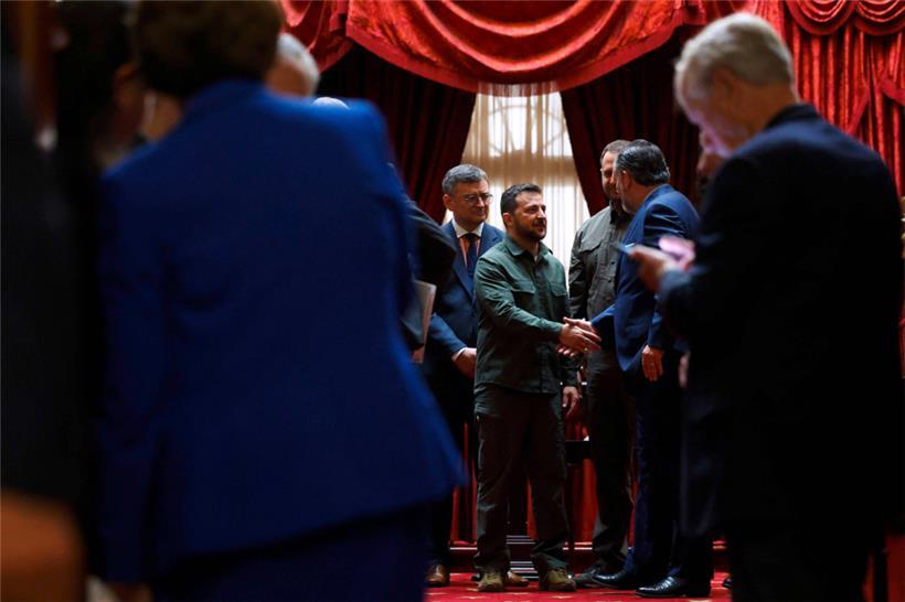 Der ukrainische Präsident Wolodymyr Selenskyj am Donnerstag in Washington im Gespräch mit dem konservativen Senator Ted Cruz
